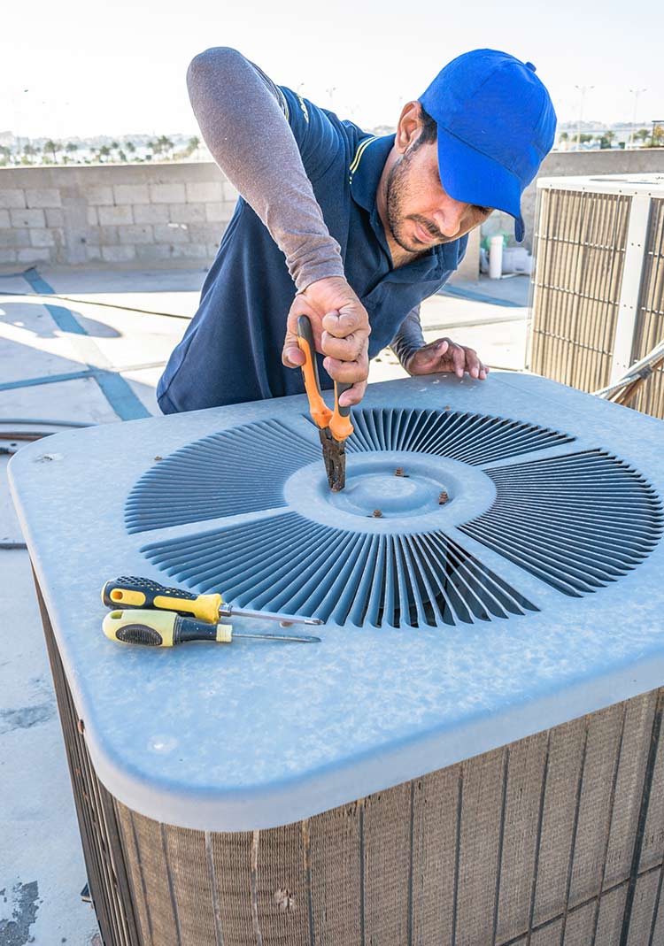 HVAC-Yonkers-NY technician-fixing rooftop unit